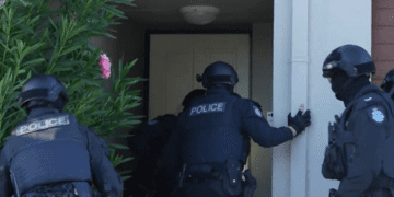 Полиция проводит скоординированные рейды против преступных мотоциклетных банд по всей Австралии и Новой Зеландии.