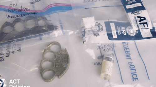 Полиция проводит скоординированные рейды против преступных мотоциклетных банд по всей Австралии и Новой Зеландии.