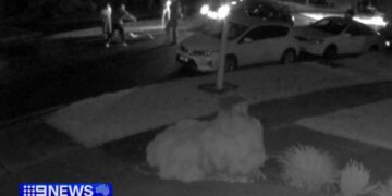 Полиция разыскивает водителя после того, как в результате ДТП с участием скрывшегося с места происшествия водителя в Мельбурне серьезно пострадал отец семейства.