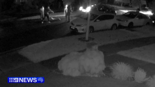 Полиция разыскивает водителя после того, как в результате ДТП с участием скрывшегося с места происшествия водителя в Мельбурне серьезно пострадал отец семейства. Полиция разыскивает водителя после того, как в результате ДТП с участием скрывшегося с места происшествия водителя в Мельбурне серьезно пострадал отец семейства.