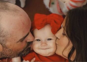 Полиция рассматривает смерть матери и новорожденной дочери как подозрительную.