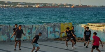 Российский танкер, находящийся под санкциями, пришвартовался на Кубе после того, как США разрешили ему проход, несмотря на энергетическую блокаду.