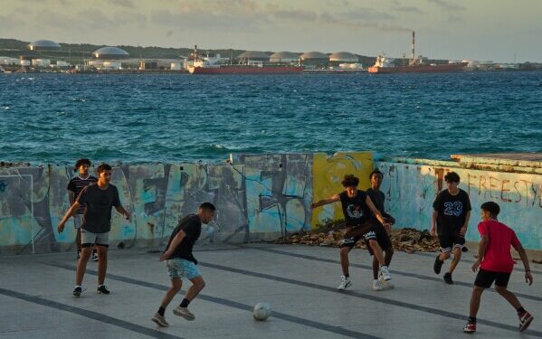 Российский танкер, находящийся под санкциями, пришвартовался на Кубе после того, как США разрешили ему проход, несмотря на энергетическую блокаду. Российский танкер, находящийся под санкциями, пришвартовался на Кубе после того, как США разрешили ему проход, несмотря на энергетическую блокаду.