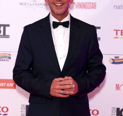 Скотта Миллса уволили с BBC Radio 2 после обвинений в «ненадлежащем поведении». Скотта Миллса уволили с BBC Radio 2 после обвинений в «ненадлежащем поведении».