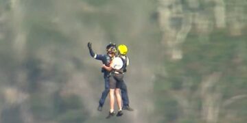 Шесть подростков спасены с горы на Голд-Косте спустя день после смертельного падения со скалы.