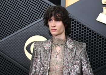 Сомб остановил выступление, чтобы отругать персонал площадки после того, как фанат, по всей видимости, потерял сознание: «Вам нужно быть внимательнее».