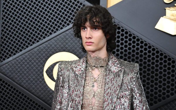 Сомб остановил выступление, чтобы отругать персонал площадки после того, как фанат, по всей видимости, потерял сознание: «Вам нужно быть внимательнее».