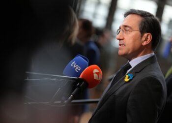 Правительство Испании отрицает сотрудничество с операциями США на Ближнем Востоке, что противоречит заявлениям Белого дома.