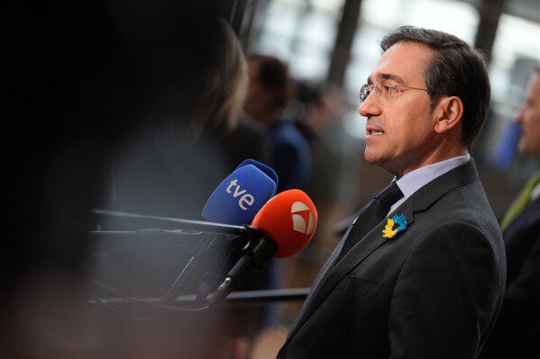 Правительство Испании отрицает сотрудничество с операциями США на Ближнем Востоке, что противоречит заявлениям Белого дома.