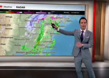 Разразившийся шторм принес многометровые снегопады, оставил без электричества, нарушил тысячи рейсов, и впереди нас ждет еще большая опасность.