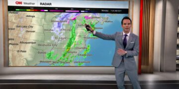 Разразившийся шторм принес многометровые снегопады, оставил без электричества, нарушил тысячи рейсов, и впереди нас ждет еще большая опасность.