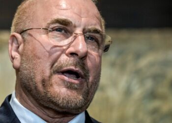 Иран подвергся ударам, Тегеран нацелился на Израиль и страны Персидского залива на фоне противоречивых сигналов о переговорах по прекращению войны.