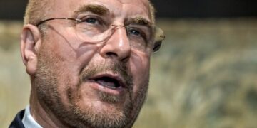 Иран подвергся ударам, Тегеран нацелился на Израиль и страны Персидского залива на фоне противоречивых сигналов о переговорах по прекращению войны.