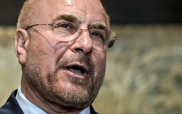 Иран подвергся ударам, Тегеран нацелился на Израиль и страны Персидского залива на фоне противоречивых сигналов о переговорах по прекращению войны.