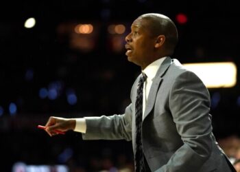 По данным властей, ученик застрелил учителя в средней школе в Техасе, а затем покончил с собой.