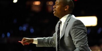 По данным властей, ученик застрелил учителя в средней школе в Техасе, а затем покончил с собой.