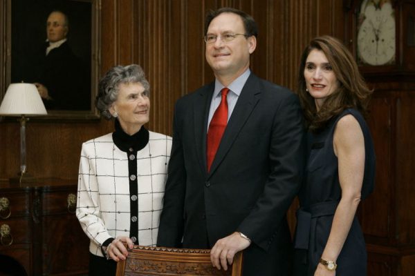 Судьи Верховного суда рассмотрят будущее гражданства по рождению. Вот как их семьи попали в Америку.