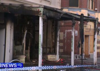 Поджог магазина мороженого, предположительно, связан с организованной преступностью. Поджог магазина мороженого, предположительно, связан с организованной преступностью.