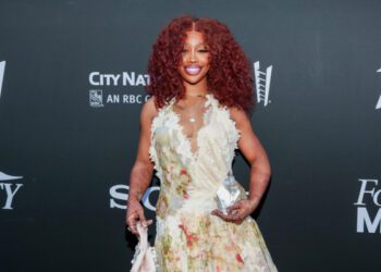 SZA вспоминает, как ей говорили, что она «не сможет обогнать Тейлор Свифт» в чартах, но «все возможно».