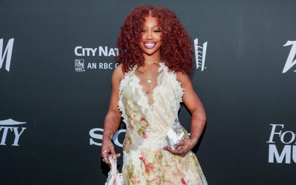 SZA вспоминает, как ей говорили, что она «не сможет обогнать Тейлор Свифт» в чартах, но «все возможно».