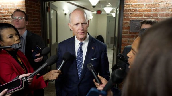 В Вашингтоне активизировались переговоры о прекращении приостановки работы Министерства внутренней безопасности на фоне роста задержек в аэропортах по всей стране.