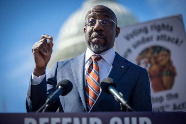 В Вашингтоне активизировались переговоры о прекращении приостановки работы Министерства внутренней безопасности на фоне роста задержек в аэропортах по всей стране.