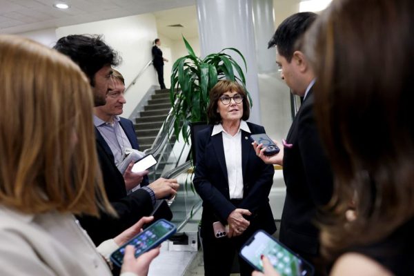 В Вашингтоне активизировались переговоры о прекращении приостановки работы Министерства внутренней безопасности на фоне роста задержек в аэропортах по всей стране.