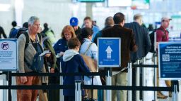 В Вашингтоне активизировались переговоры о прекращении приостановки работы Министерства внутренней безопасности на фоне роста задержек в аэропортах по всей стране. В Вашингтоне активизировались переговоры о прекращении приостановки работы Министерства внутренней безопасности на фоне роста задержек в аэропортах по всей стране.