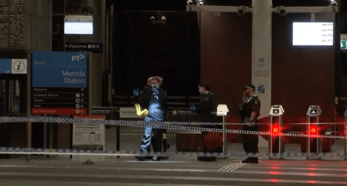 Подросткам предъявлено обвинение в убийстве после смертельной драки на железнодорожной станции Мельбурна.