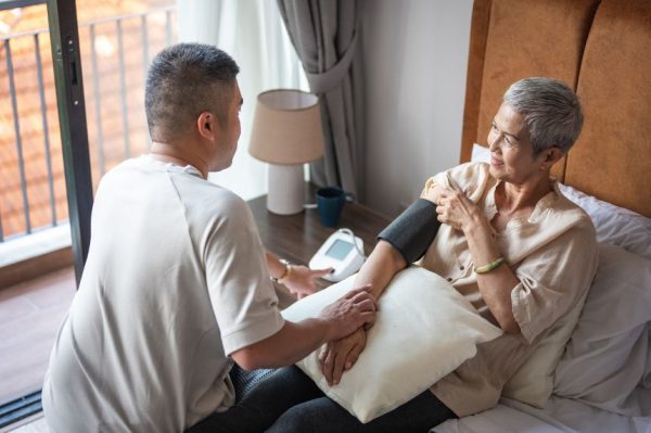 Гендерный разрыв в благополучии лиц, осуществляющих уход за больными, реален. Как его преодолеть?