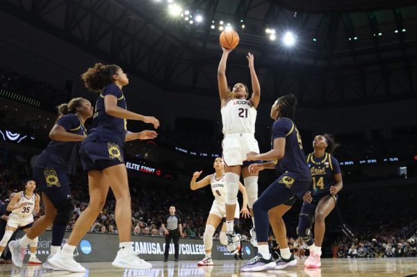 Состав участников мужского «Финала четырёх» определён: «Коннектикут» сенсационно обыграл «Дьюк», а «Мичиган» разгромил «Теннесси», присоединившись к «Аризоне» и «Иллинойсу» в Индианаполисе.