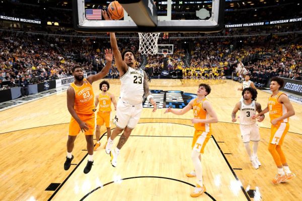 Состав участников мужского «Финала четырёх» определён: «Коннектикут» сенсационно обыграл «Дьюк», а «Мичиган» разгромил «Теннесси», присоединившись к «Аризоне» и «Иллинойсу» в Индианаполисе.