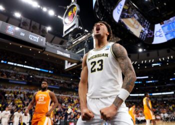 Состав участников мужского «Финала четырёх» определён: «Коннектикут» сенсационно обыграл «Дьюк», а «Мичиган» разгромил «Теннесси», присоединившись к «Аризоне» и «Иллинойсу» в Индианаполисе.