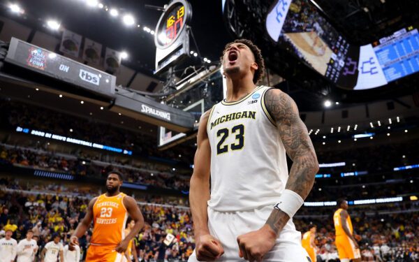 Состав участников мужского «Финала четырёх» определён: «Коннектикут» сенсационно обыграл «Дьюк», а «Мичиган» разгромил «Теннесси», присоединившись к «Аризоне» и «Иллинойсу» в Индианаполисе.