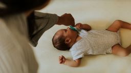 Молодая мама в вашей жизни — это не просто инкубатор. Пора перестать относиться к ней так.