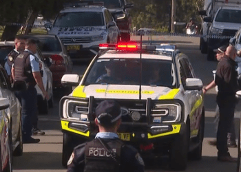 Трое мужчин борются за жизнь после ножевых ранений в драке в западном Сиднее.