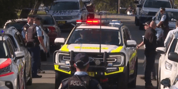 Трое мужчин борются за жизнь после ножевых ранений в драке в западном Сиднее.