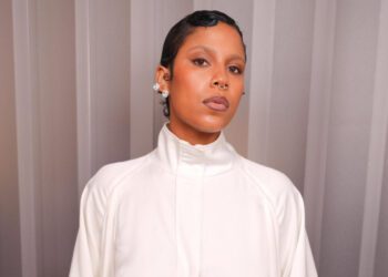 Токиша побрила голову вживую на сцене нью-йоркского Мэдисон-сквер-гарден. Токиша побрила голову вживую на сцене нью-йоркского Мэдисон-сквер-гарден.