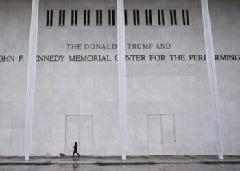 Ведущие организации по сохранению архитектурного и исторического наследия подали в суд на Трампа из-за планов строительства Кеннеди-центра.