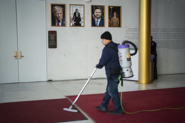 Ведущие организации по сохранению архитектурного и исторического наследия подали в суд на Трампа из-за планов строительства Кеннеди-центра.