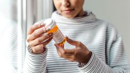 Высокопоставленный сотрудник FDA, отвечающий за лекарственные препараты, пытается нанять своего друга, который добивается предупреждения о недоказанных побочных эффектах антидепрессантов.