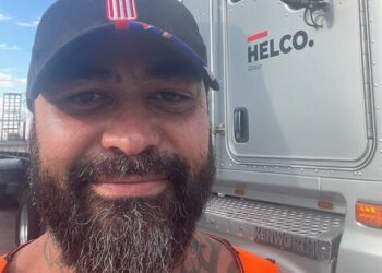 Водитель грузовика дважды застревал на отдалённых трассах из-за нехватки дизельного топлива. Водитель грузовика дважды застревал на отдалённых трассах из-за нехватки дизельного топлива.