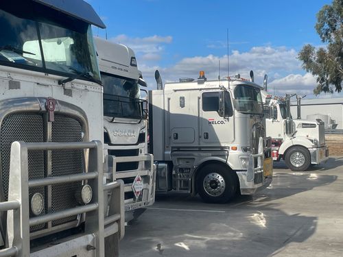 Водитель грузовика дважды застревал на отдалённых трассах из-за нехватки дизельного топлива.