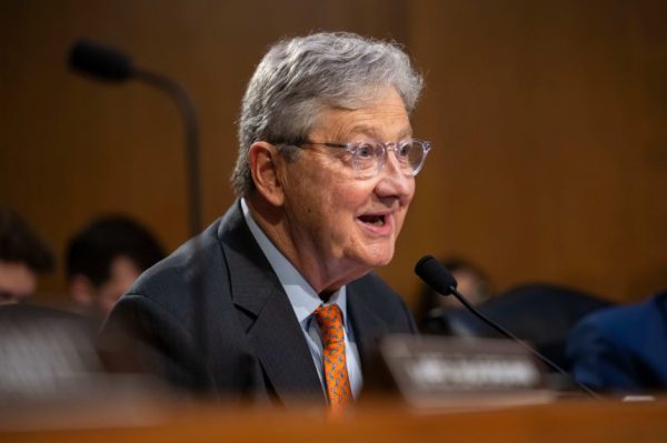 Трамп уволил Ноэм на фоне растущего недовольства среди чиновников Белого дома и законодателей-республиканцев.