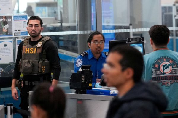 Трамп распорядился выплачивать зарплату сотрудникам TSA независимо от решения Конгресса. Вот что нам известно.