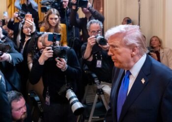 Трамп использует нетрадиционный подход к информированию общественности о войне в Иране.