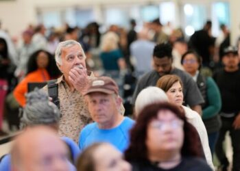 Сотрудники TSA рассказывают, как им удается сводить концы с концами без зарплаты. Сотрудники TSA рассказывают, как им удается сводить концы с концами без зарплаты.