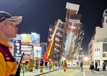 Двое австралийцев числятся пропавшими без вести после землетрясения на Тайване.