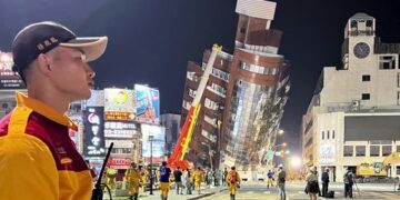 Двое австралийцев числятся пропавшими без вести после землетрясения на Тайване.