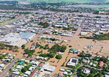 В Квинсленде пропали без вести двое туристов, населенные пункты борются с масштабным наводнением.